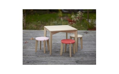 Table carrée – Largeur 58 cm – Hauteur 48 cm + Tabourets