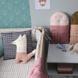 Peluche – FOXY le renard Mini – Pantalon à carreaux corail