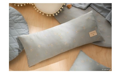 coussin-hardy-long-willow-bleu-clair-nobodinoz-petit-toi-lausanne